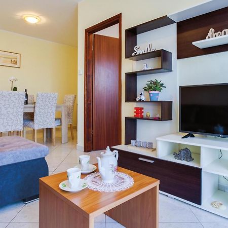 Amazing Apartment In Porec With Kitchen Exterior foto